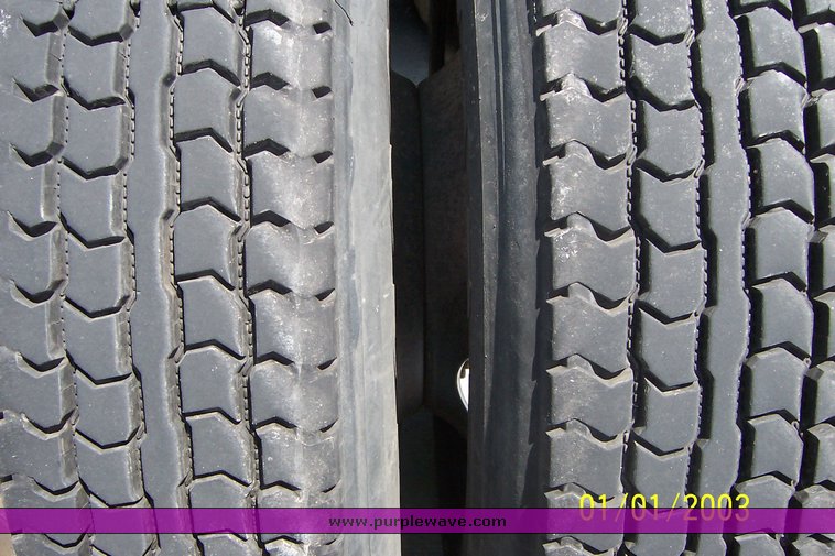 image for item 4716 2005 Freightliner Columbia 120 semi truck