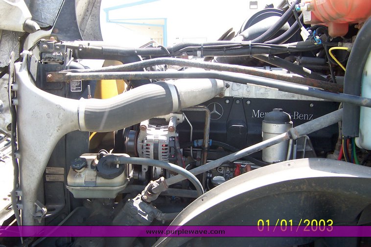 image for item 4716 2005 Freightliner Columbia 120 semi truck