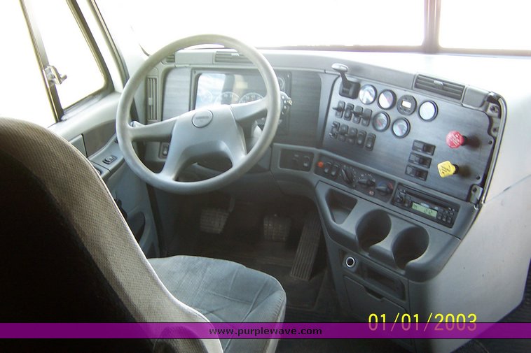 image for item 4716 2005 Freightliner Columbia 120 semi truck