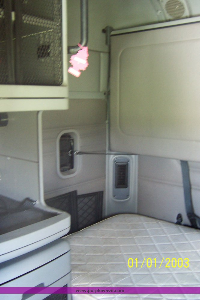 image for item 4716 2005 Freightliner Columbia 120 semi truck