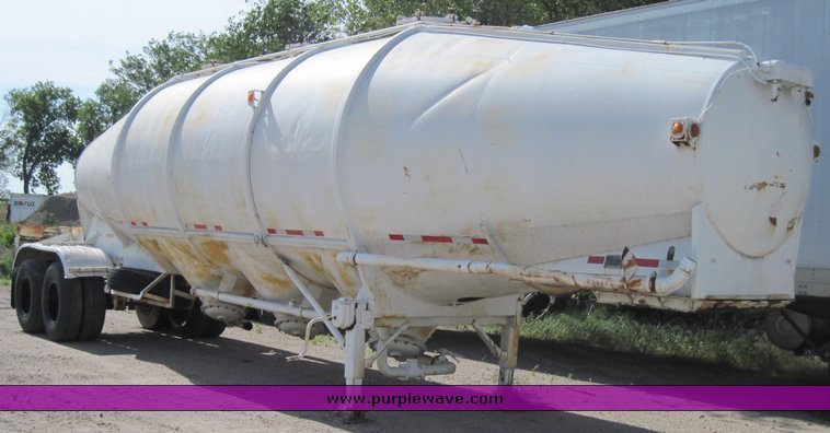 image for item 4718 1964 Fruehauf pneumatic semi trailer