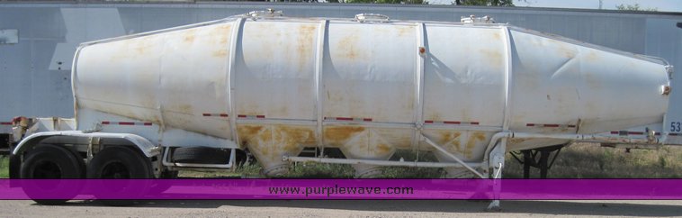 image for item 4718 1964 Fruehauf pneumatic semi trailer