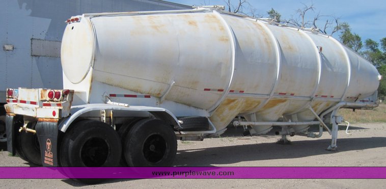 image for item 4718 1964 Fruehauf pneumatic semi trailer