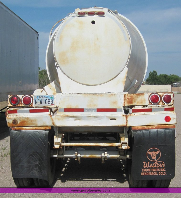 image for item 4718 1964 Fruehauf pneumatic semi trailer