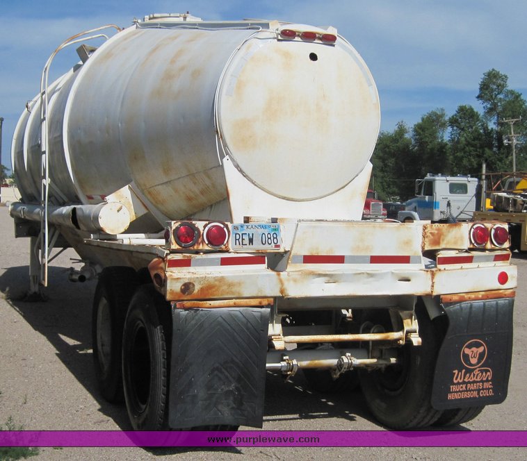 image for item 4718 1964 Fruehauf pneumatic semi trailer