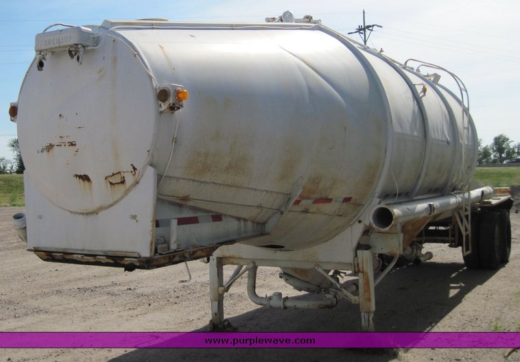 image for item 4718 1964 Fruehauf pneumatic semi trailer
