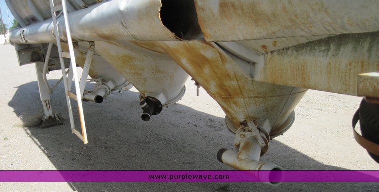 image for item 4718 1964 Fruehauf pneumatic semi trailer