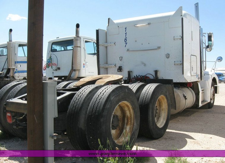 image for item 6780 2000 Peterbilt 377 semi truck