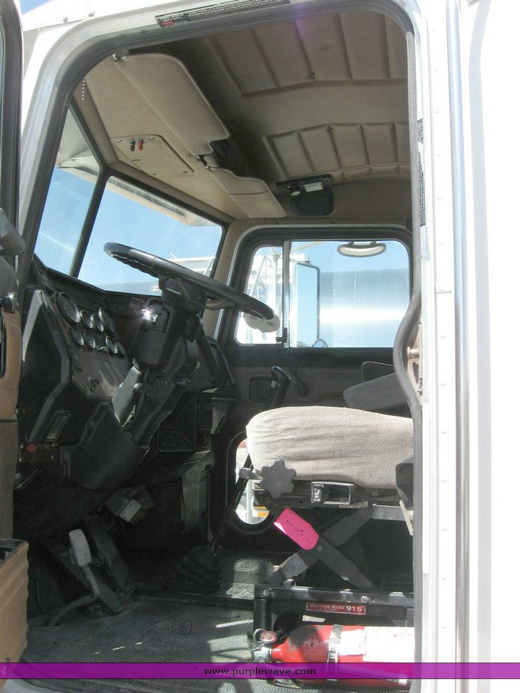 image for item 6780 2000 Peterbilt 377 semi truck