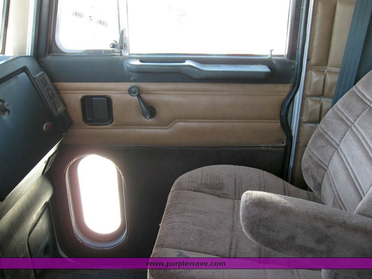 image for item 6780 2000 Peterbilt 377 semi truck