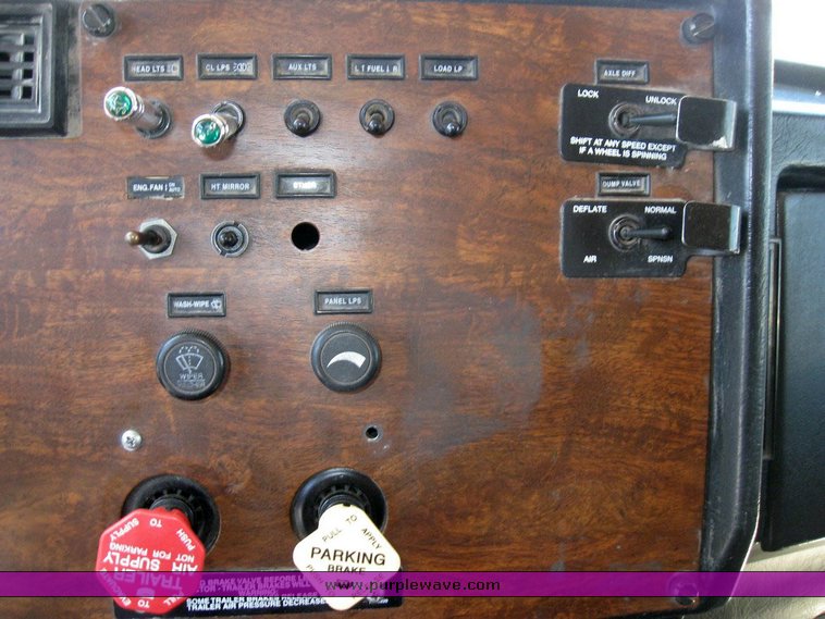 image for item 6780 2000 Peterbilt 377 semi truck