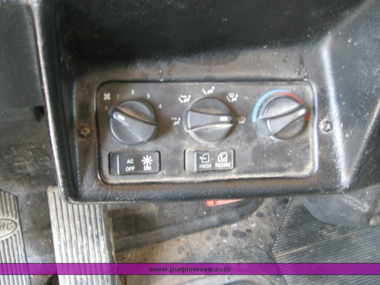 image for item 6780 2000 Peterbilt 377 semi truck