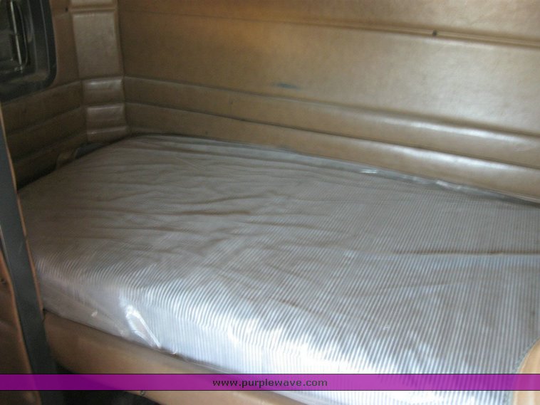 image for item 6780 2000 Peterbilt 377 semi truck