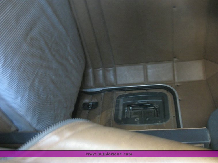 image for item 6780 2000 Peterbilt 377 semi truck