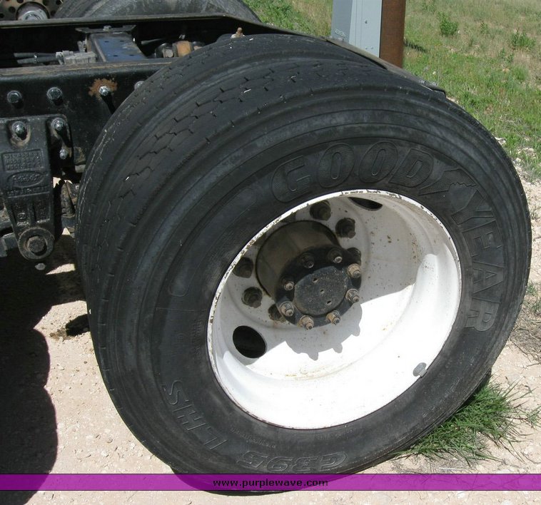 image for item 6780 2000 Peterbilt 377 semi truck