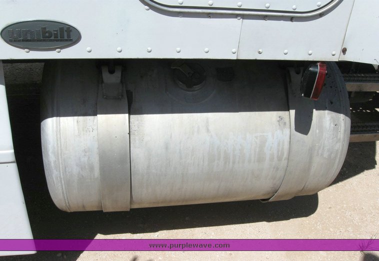 image for item 6780 2000 Peterbilt 377 semi truck