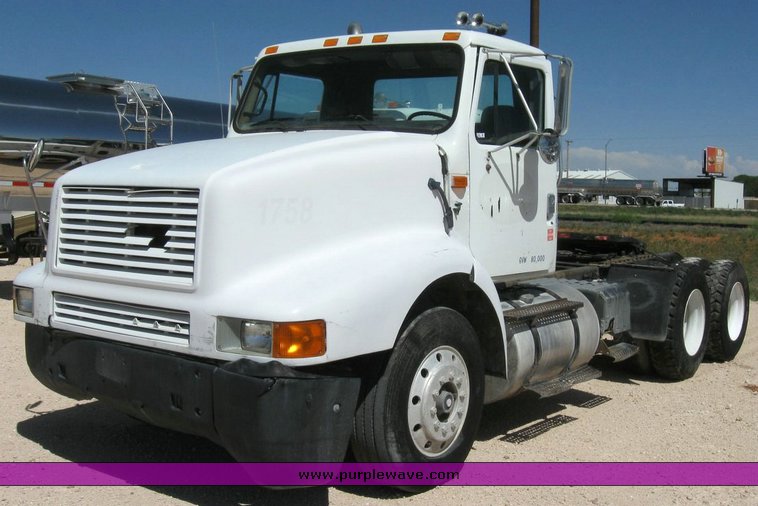 image for item 6781 1995 International 8200 semi truck