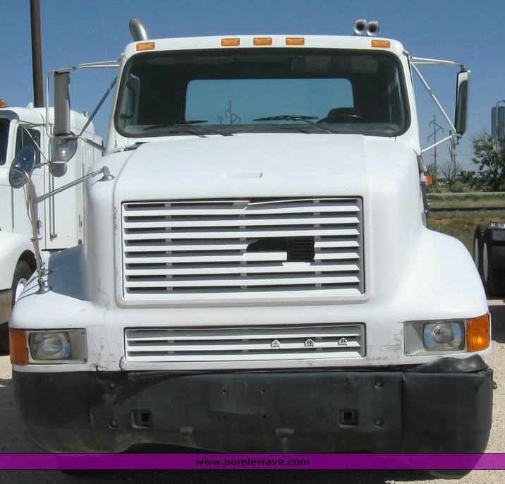 image for item 6781 1995 International 8200 semi truck