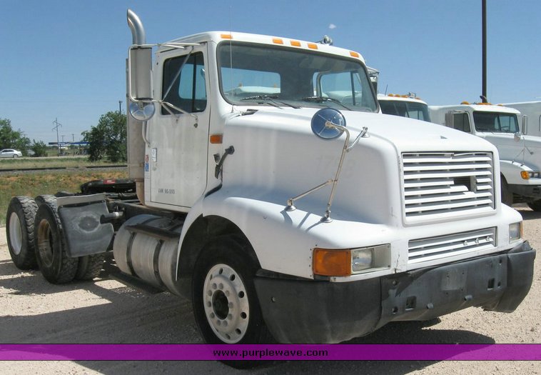 image for item 6781 1995 International 8200 semi truck
