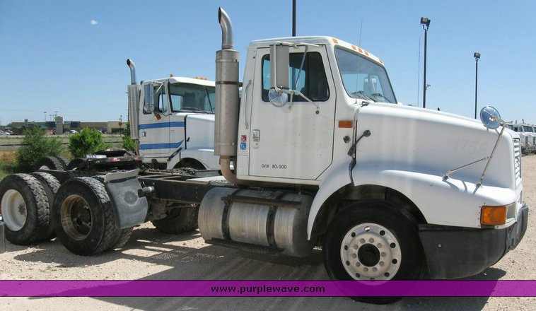 image for item 6781 1995 International 8200 semi truck