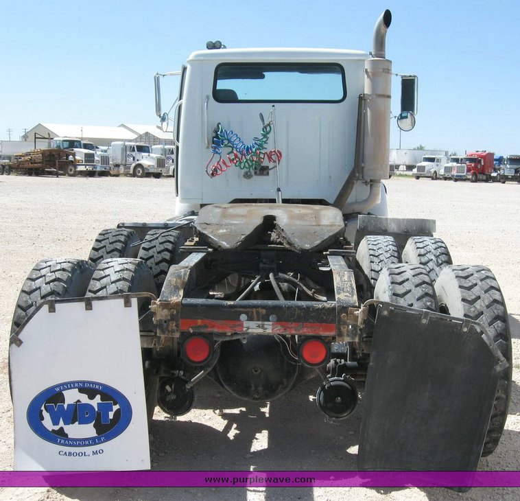 image for item 6781 1995 International 8200 semi truck