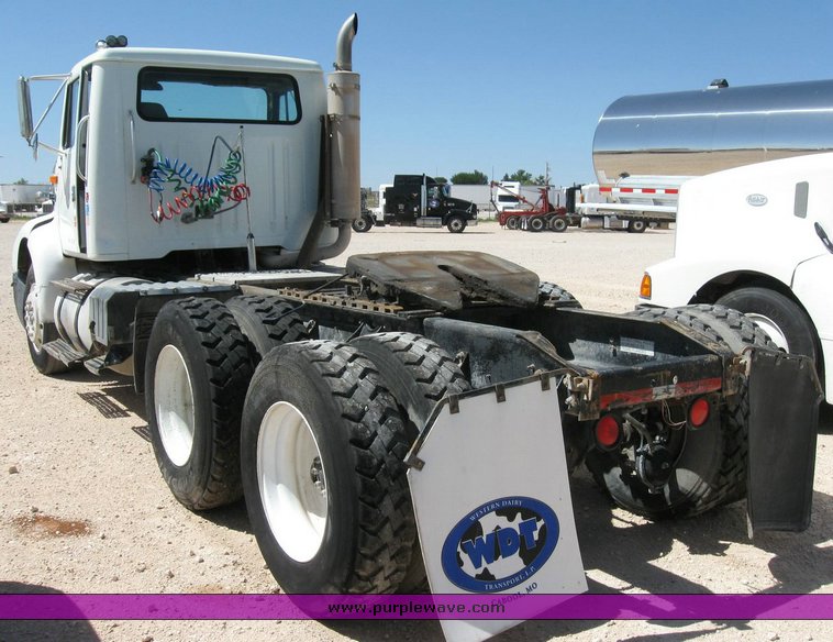 image for item 6781 1995 International 8200 semi truck