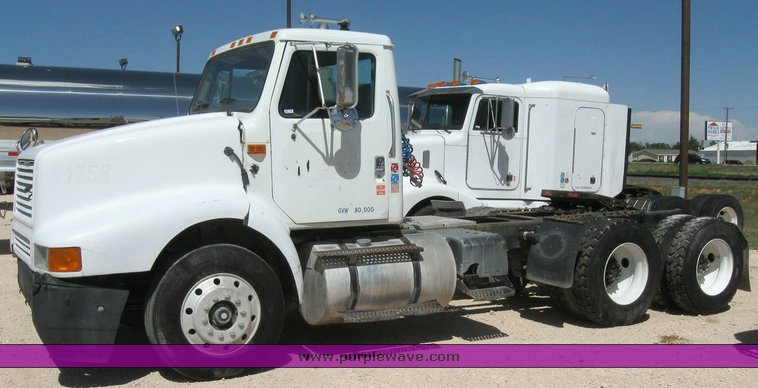image for item 6781 1995 International 8200 semi truck