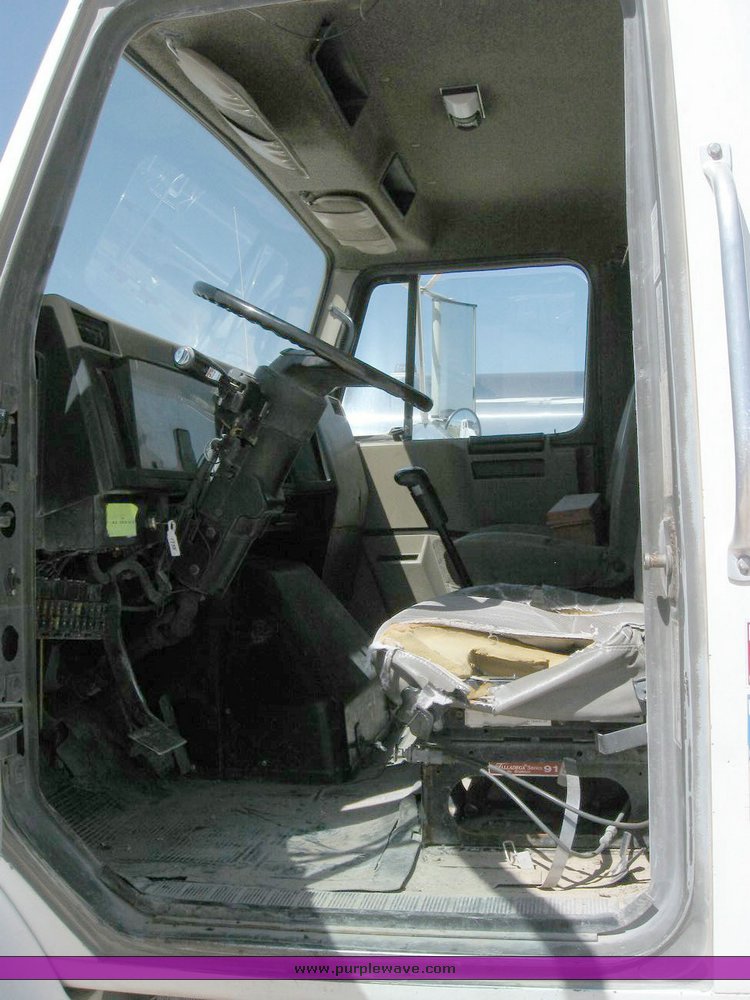 image for item 6781 1995 International 8200 semi truck