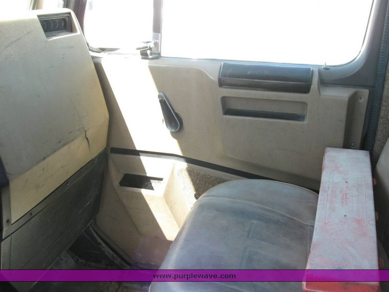 image for item 6781 1995 International 8200 semi truck