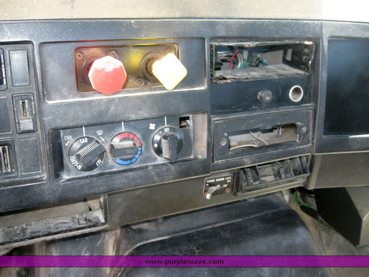 image for item 6781 1995 International 8200 semi truck