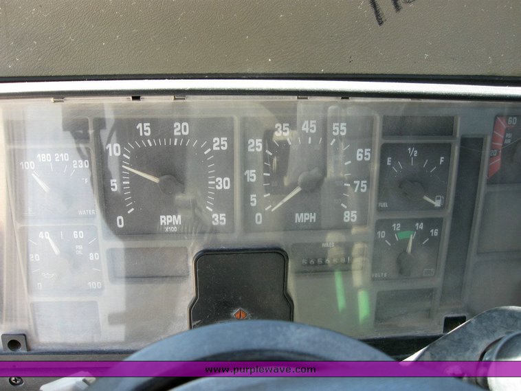 image for item 6781 1995 International 8200 semi truck