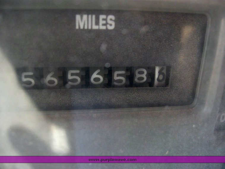 image for item 6781 1995 International 8200 semi truck