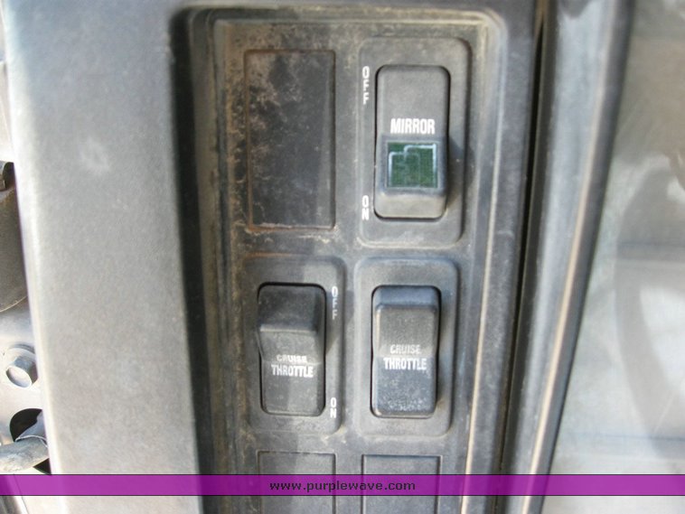 image for item 6781 1995 International 8200 semi truck