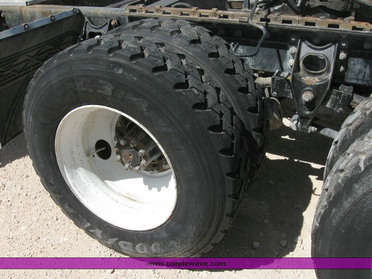 image for item 6781 1995 International 8200 semi truck