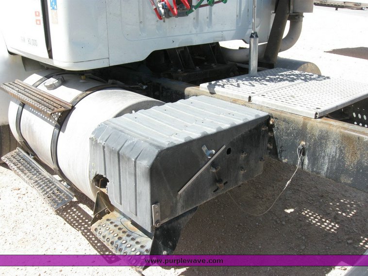 image for item 6781 1995 International 8200 semi truck