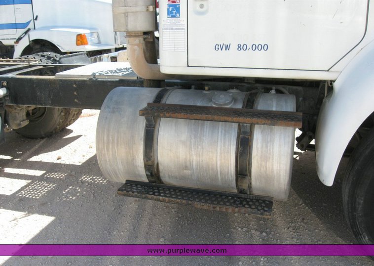 image for item 6781 1995 International 8200 semi truck