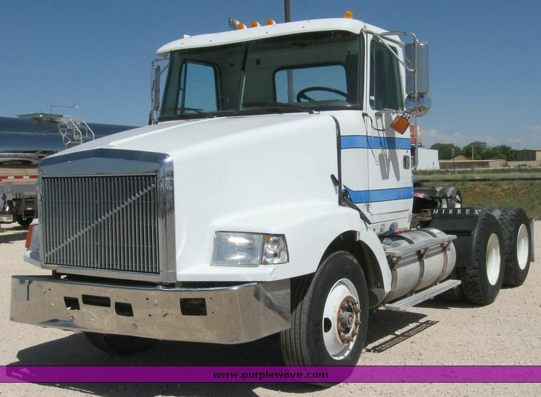 image for item 6782 1994 White Gmc WCA semi truck