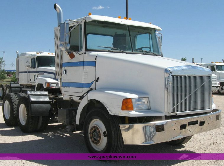 image for item 6782 1994 White Gmc WCA semi truck