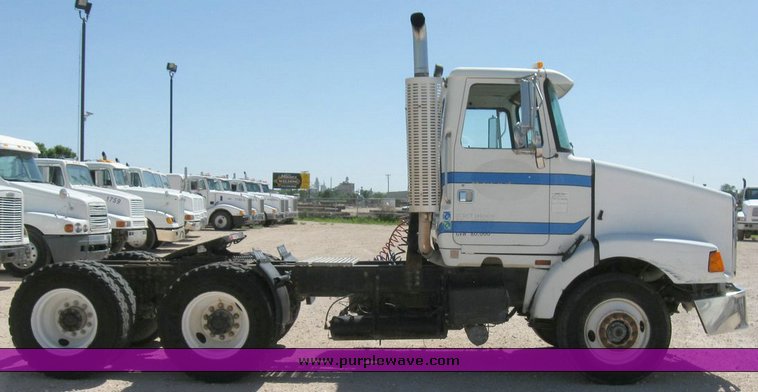 image for item 6782 1994 White Gmc WCA semi truck