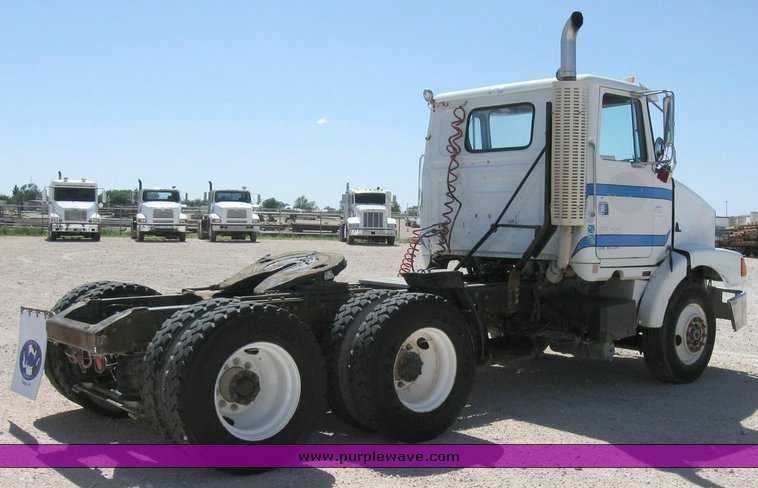 image for item 6782 1994 White Gmc WCA semi truck