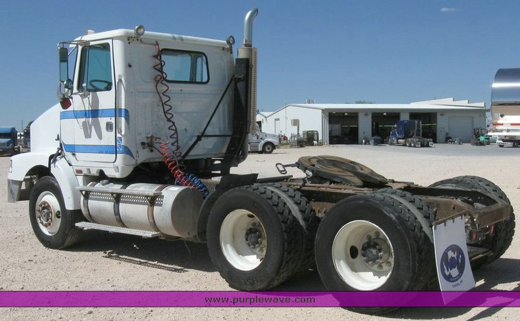 image for item 6782 1994 White Gmc WCA semi truck