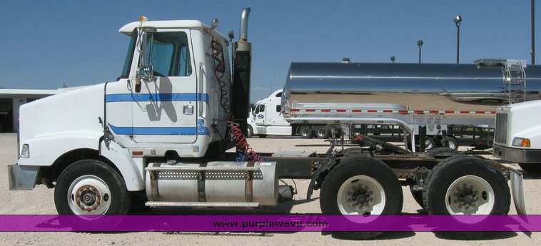 image for item 6782 1994 White Gmc WCA semi truck