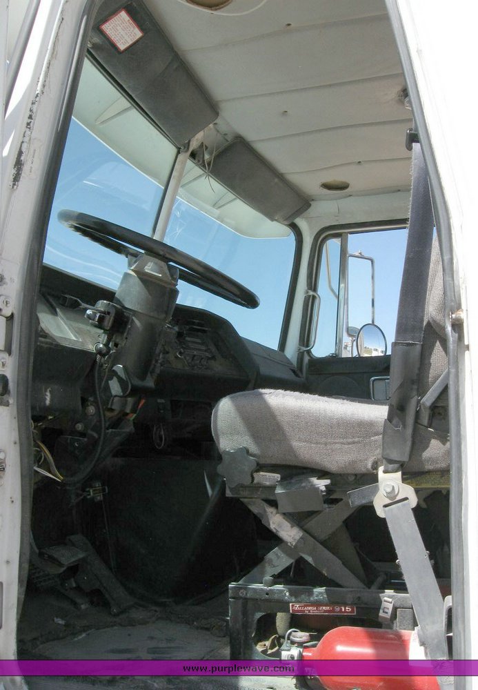 image for item 6782 1994 White Gmc WCA semi truck