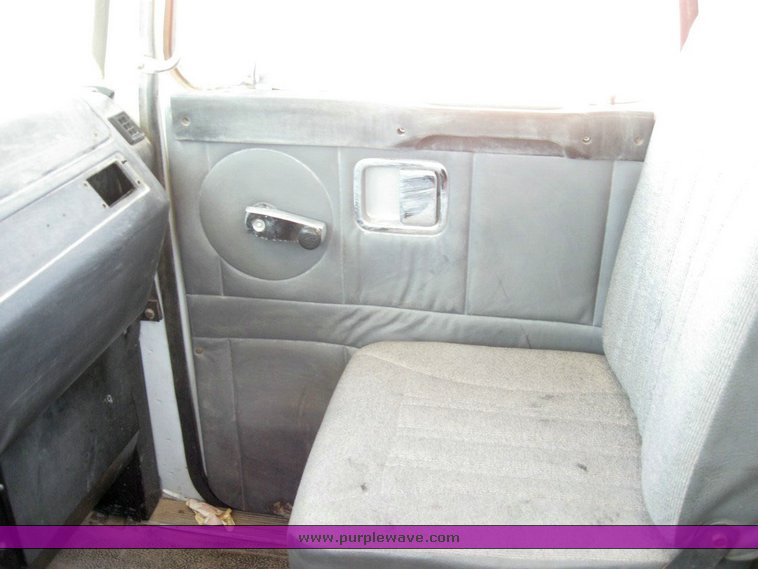 image for item 6782 1994 White Gmc WCA semi truck