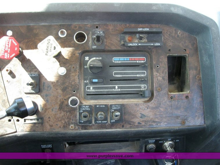 image for item 6782 1994 White Gmc WCA semi truck