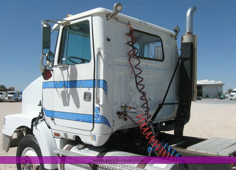 image for item 6782 1994 White Gmc WCA semi truck