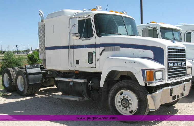 image for item 6783 1997 Mack CH613 semi truck