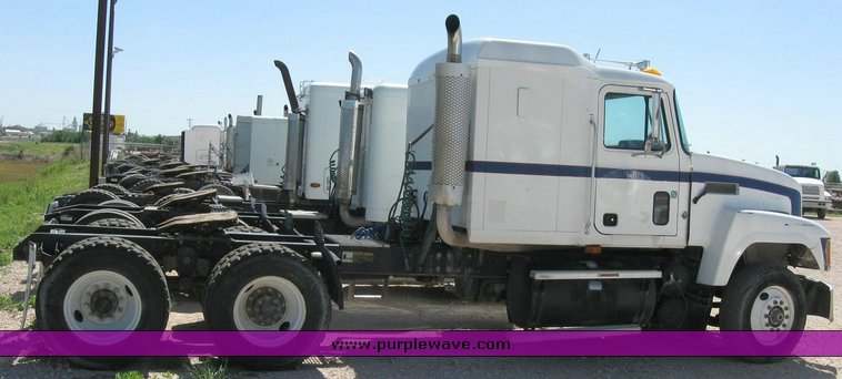 image for item 6783 1997 Mack CH613 semi truck