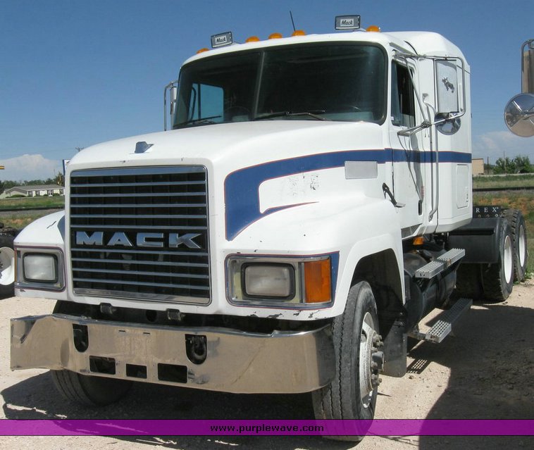 image for item 6783 1997 Mack CH613 semi truck