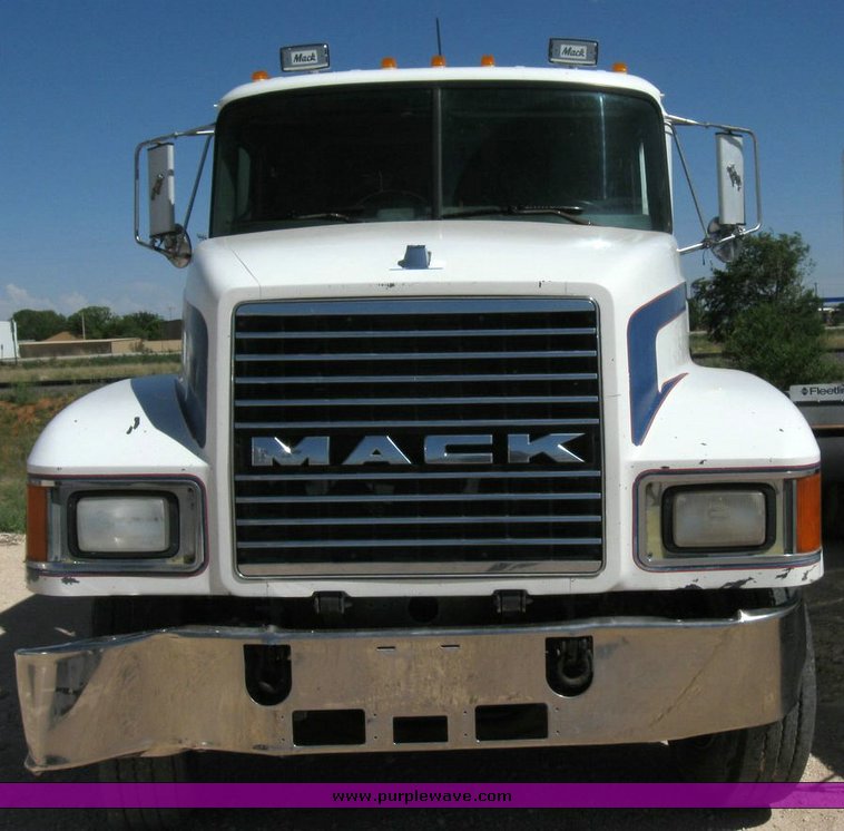 image for item 6783 1997 Mack CH613 semi truck
